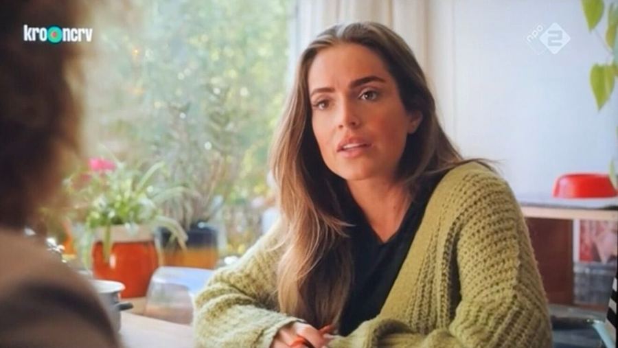 Beeld uit de Pointer-aflevering van KRO-NCRV: een vrouw zit binnen aan tafel in gesprek.